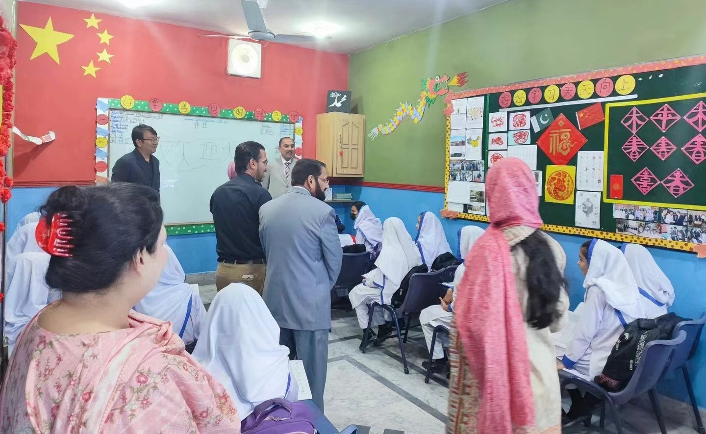 Chinese Education Association in Pakistan Gifted 400 Books to PEAK School