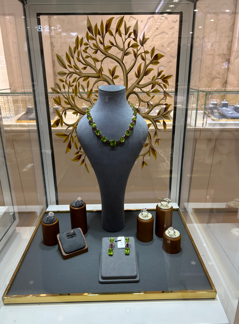 Pakistani businessman holds jewelry preview for CIIE