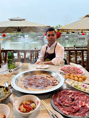 Pakistani Diplomatic Correspondent and Internet Influencer Embraces Spring Festival in China