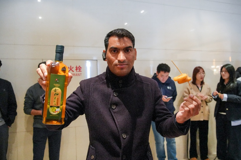 China-Pak cooperation in canola oil makes Wuhan snack more appetizing
