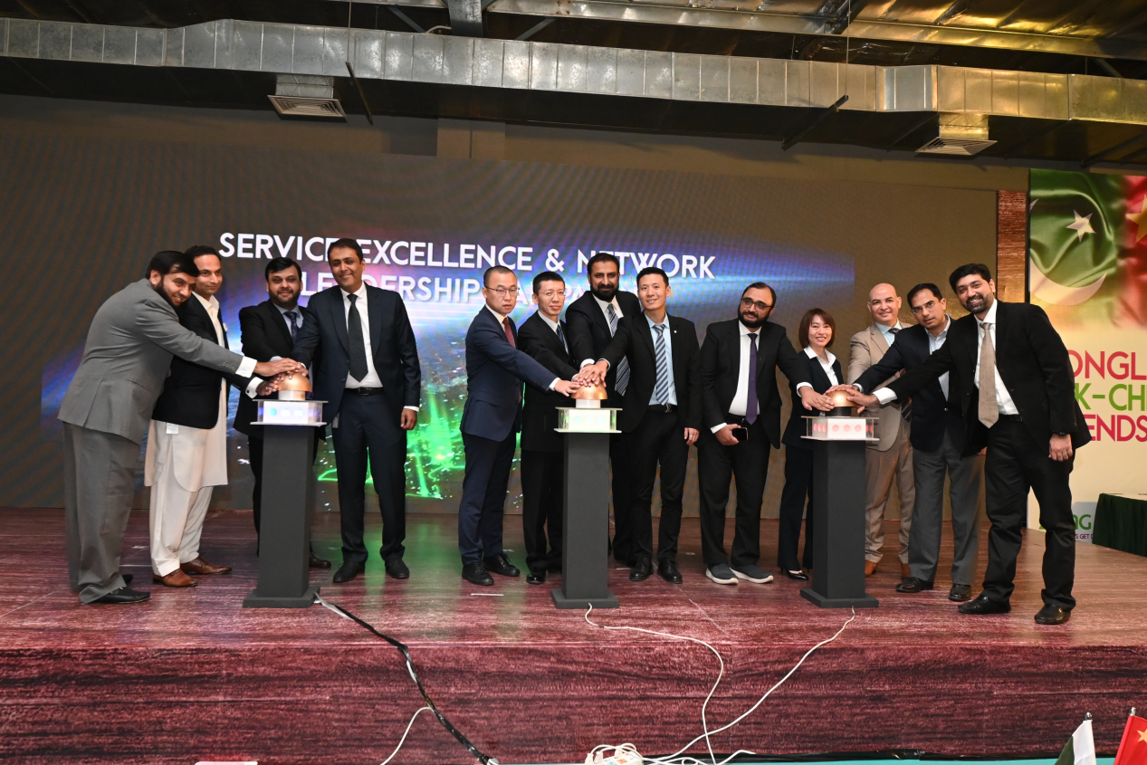CMPaK awards Pakistani network heroes