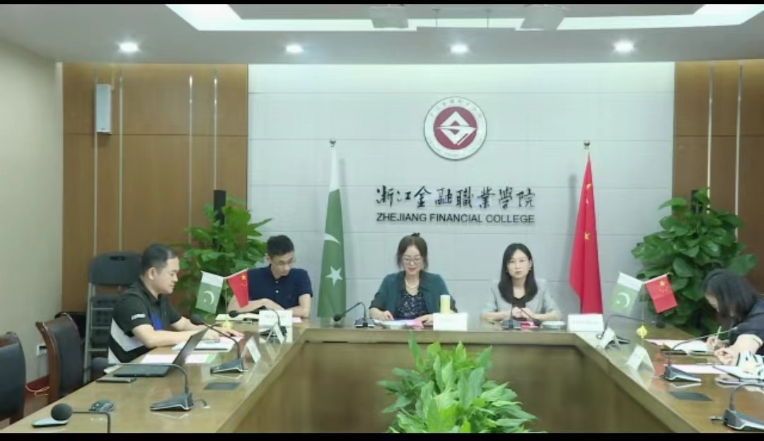 Chinese college launches short course at Karachi institute